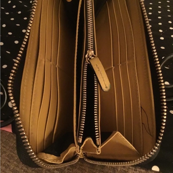 AUTHENTIC BURBERRY WALLET - Picture 3 of 13